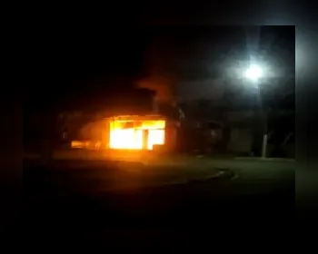 Bandidos incendeiam agência bancária de Piaçabuçu em tentativa de assalto 
