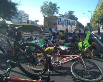 Ciclistas fazem protesto na Avenida Fernandes Lima para pedir mais segurança