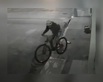 Câmeras flagram suspeito furtando bicicleta em loja de Arapiraca