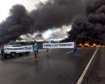 Comerciantes da Barra de São Miguel bloqueiam rodovia AL-101 Sul em protesto