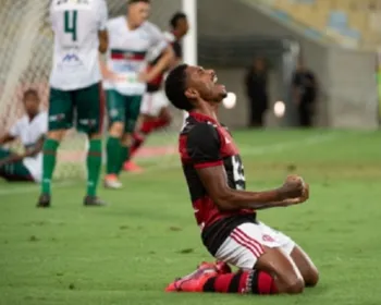 Sem público, Flamengo se recupera no fim e vira sobre a Portuguesa
