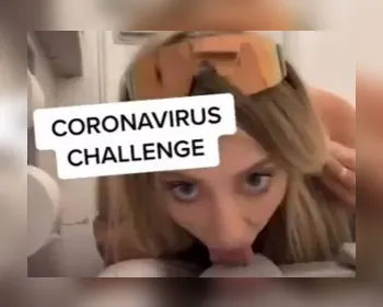 Coronavírus: Blogueira gera revolta ao lamber assento de banheiro em 'desafio' 