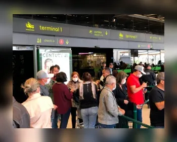 Com fronteiras fechadas e voos cancelados, brasileiros se aglomeram em Lisboa