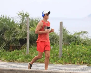 Reynaldo Gianecchini corre na praia de Ipanema após pedidos de isolamento