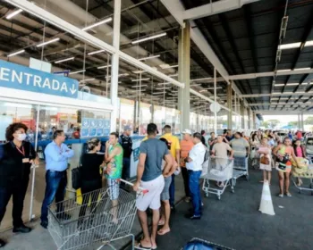 Após decreto do governo, alagoanos lotam supermercados em Maceió