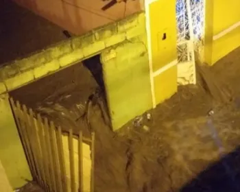 VÍDEOS: Rio Camoxinga transborda e água invade casas em Santana do Ipanema