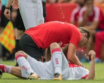Jogador do Ajax acorda após dois anos e nove meses em coma