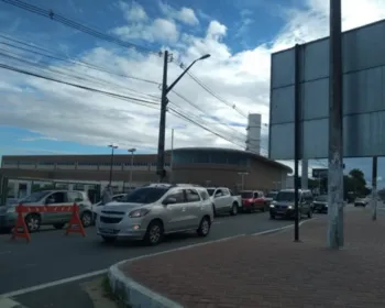 'Drive-thru': 2º dia de vacinação já registra aglomeração de carros em Maceió