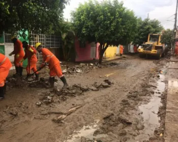 Após enchente, operários do Canal do Sertão limpam ruas de Santana do Ipanema	