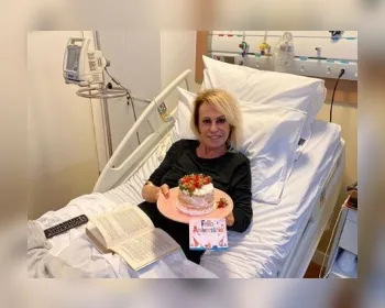 Ana Maria Braga ganha bolo no hospital ao realizar sessão de quimio