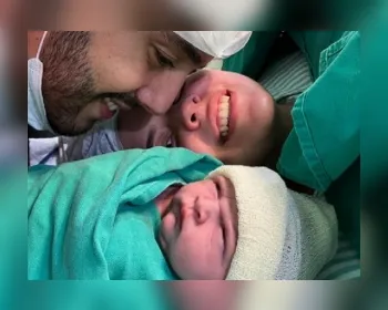 Bebê nasce emburrada e família brinca: 'não queria nascer em quarentena'