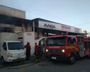 Bombeiro e funcionário de loja ficam feridos durante incêndio em lavanderia