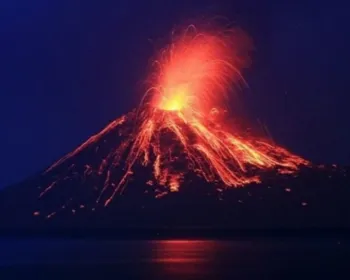 Vulcão Krakatoa entra em erupção na Indonésia