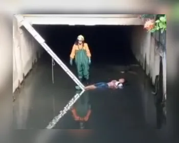 Morador de rua cai em canal de esgoto e acaba dormindo em Arapiraca
