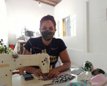 Campeã mundial de muay thai cria projeto para costurar máscaras de pano