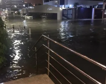 VÍDEO: Forte chuva atinge Maceió e deixa diversas ruas alagadas