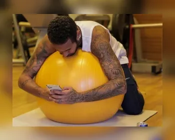 Neymar mexe no celular durante treino e web brinca: "Só no contatinho"