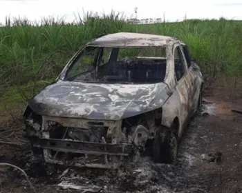 Veículo pega fogo após sair da estrada e capotar em Campo Alegre
