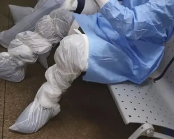 Funcionários de UPA usam sacolas plásticas para se proteger no ES