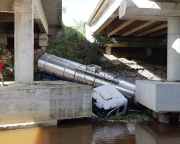 Caminhão tanque sai da pista e cai no Rio Itiúba, em Porto Real do Colégio