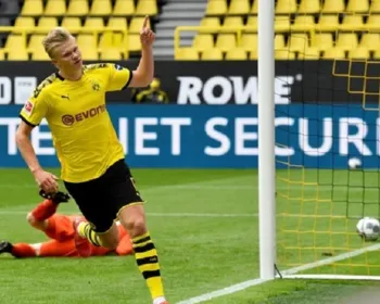 Haaland marca, e Borussia goleia Shalke por 4 a 0 na volta do Alemão