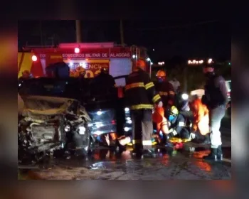 Colisão entre carros deixa duas pessoas mortas e uma ferida na Via Expressa 