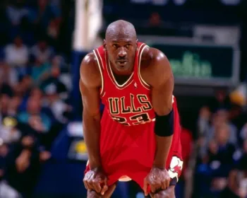Michael Jordan revela mágoa por não ter tentando hepta da NBA com os Bulls