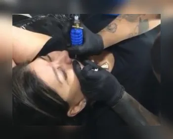 Roberta Miranda mostra sessão de sua primeira tatuagem: uma pinta no rosto
