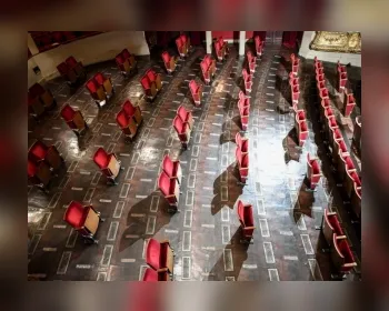 Antes de reabrir, teatro em Berlim arranca cadeiras para manter distanciamento