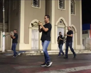 Banda se apresenta pelas ruas de Junqueiro, levando boa música aos moradores  