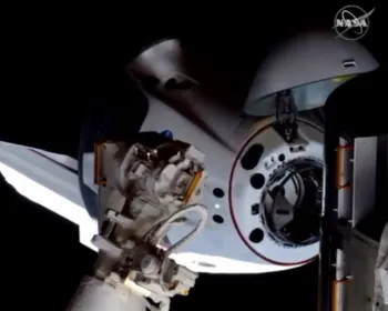 Nave Dragon Crew da SpaceX chega à Estação Espacial Internacional