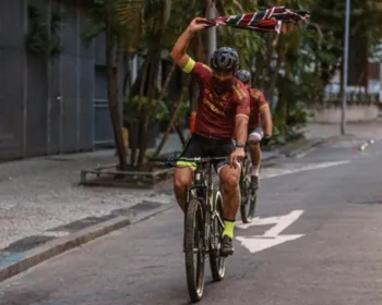 Fred completa desafio solidário MG-RJ de bicicleta e chega à sede do Fluminense