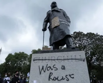 Manifestantes picham a frase 'era um racista' em estátua de Churchill em Londres