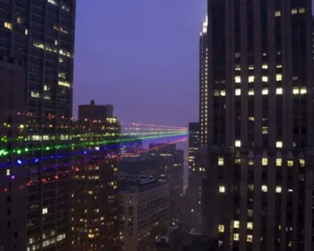 Em noite de Parada, projeto leva arco-íris para o céu de SP