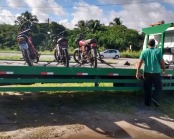 Vídeo mostra homens fazendo manobras perigosas com motocicletas na AL-101 Sul