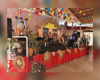 Banda da PM leva música ao idosos da Casa Luiza de Marillac, em Maceió