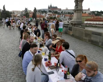 Moradores de Praga celebram o fim da quarentena com jantar em mesa gigante