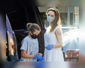 Angelina Jolie sai para compras com a filha de máscara e luvas