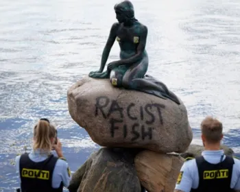 Estátua da Pequena Sereia é vandalizada com a frase 'peixe racista'