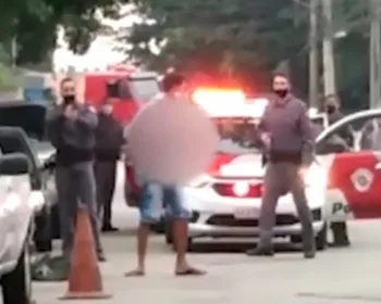 VÍDEO: Homem é flagrado pela polícia com cabeça decapitada nas mãos