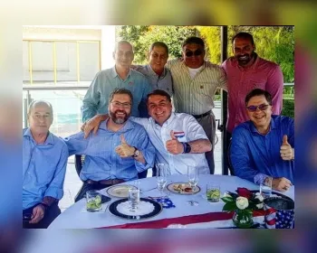Sem máscaras, Bolsonaro, filho e ministros comemoram a independência dos EUA