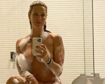 Luana Piovani publica foto nas redes em que aparece nua tomando banho de espuma