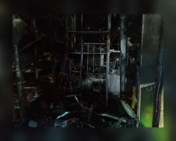 Incêndio destrói depósito de bebidas e atinge casa onde dormia família