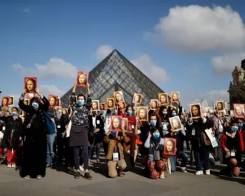 Guias turísticos de Paris protestam por apoio do governo da França 