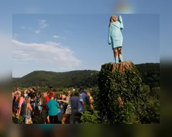 Estátua queimada de Melania Trump é retirada na Eslovênia
