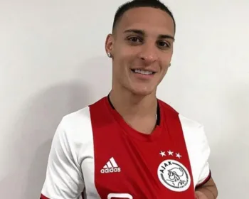 Antony, ex-São Paulo, veste camisa do Ajax e manda mensagem em holandês