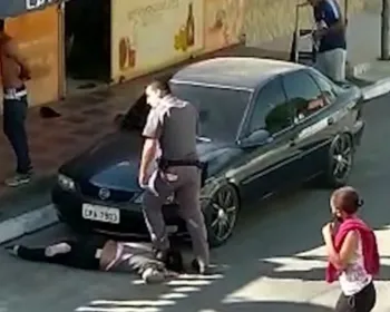 PMs são afastados após policial pisar em pescoço de mulher negra em SP
