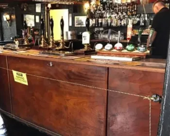 Dono de pub inglês instala cerca elétrica para manter distanciamento social