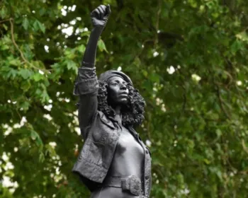 Estátua de escravocrata é substituída por uma de mulher negra no Reino Unido