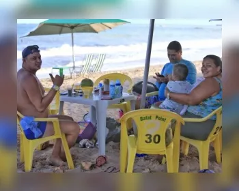 Alagoanos e turistas curtem dia de sol nas praias de Maceió após reabertura 